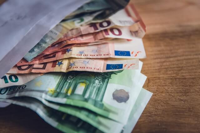 CaixaBank i Bankia łączą się, tworząc największy bank krajowy Hiszpanii
